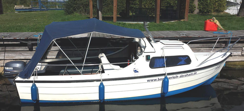Kajütboot Mayland Fisherman 16 mit 10 PS - das ideale führerscheinfreie Boot für Tagestouren oder die Übernachtung zu zweit. Jetzt in Plau am See mieten.